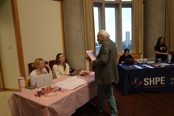 Dean Haluk Ogmen talking with Women in STEM